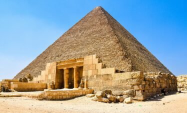Stunning wide-angle view of the Great Pyramid of Giza, showcasing ancient architectural brilliance.